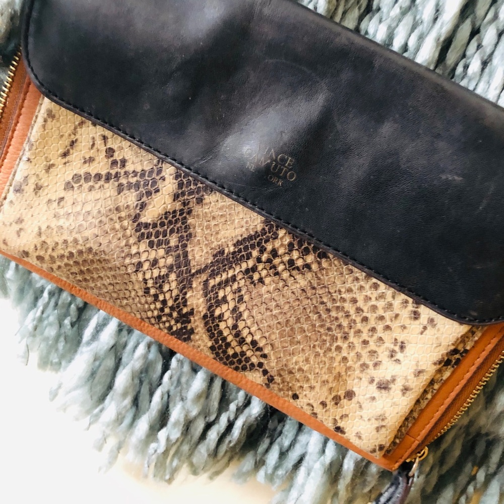 Cute Cross body with a gold chain strap